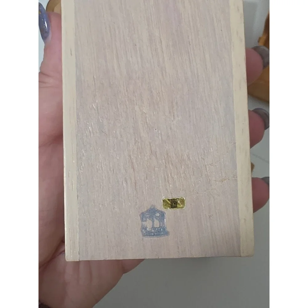 N/A visible adhesive